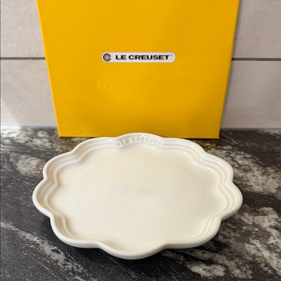 Le Creuset Scalloped Frill Plate NIB!